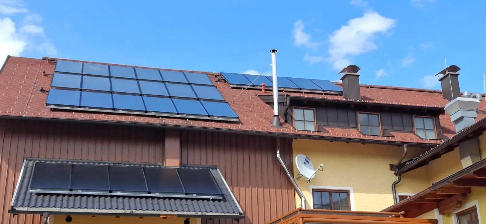 Solaranlage – Sonnenkollektoren auf dem Dach